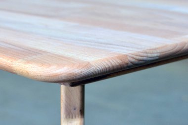 Ahşap yemek masası yüzeyi. Doğal ahşap mobilyalar, sağlam arka planda izole edilmiş. Sağlam ahşap masa ve bacaklar. Eko mobilya üretimi