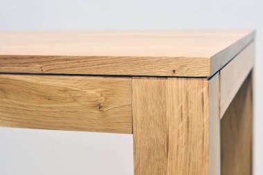 Ahşap yemek masası yüzeyi. Doğal ahşap mobilyalar, sağlam arka planda izole edilmiş. Sağlam ahşap masa ve bacaklar. Eko mobilya üretimi