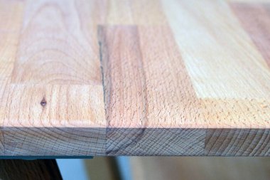 Ahşap yemek masası yüzeyi. Doğal ahşap mobilyalar yakın plan fotoğraf arkaplanı. Sağlam ahşap masa ve bacaklar. Eko mobilya üretimi, üretim