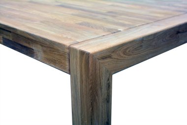 Ahşap yemek masası yüzeyi. Doğal ahşap mobilyalar yakın plan fotoğraf arkaplanı. Sağlam ahşap masa ve bacaklar. Eko mobilya üretimi, üretim