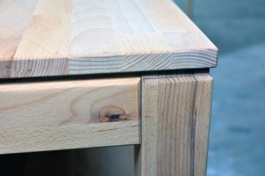 Ahşap yemek masası yüzeyi. Doğal ahşap mobilyalar yakın plan fotoğraf arkaplanı. Sağlam ahşap masa ve bacaklar. Eko mobilya üretimi, üretim