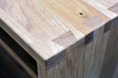 Tahta yazı masası yüzeyi. Doğal ahşap mobilyalar yakın plan fotoğraf arkaplanı. Sağlam ahşap masa ve bacaklar. Eko mobilya üretimi, üretim