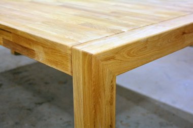 Tahta masa yüzeyi. Doğal ahşap mobilyalar yakın plan fotoğraf arkaplanı. Sağlam ahşap masa ve bacaklar. Eko mobilya üretimi, üretim