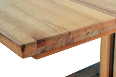 Tahta masa yüzeyi. Doğal ahşap mobilyalar yakın plan fotoğraf arkaplanı. Sağlam ahşap masa ve bacaklar. Eko mobilya üretimi, üretim