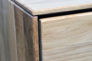 Ahşap şifonyer köşe ve yüzey. Doğal ahşap yakın plan fotoğraf arkaplanı. Sağlam ahşap masa ve bacaklar. Eko mobilya üretimi, üretim kavramı