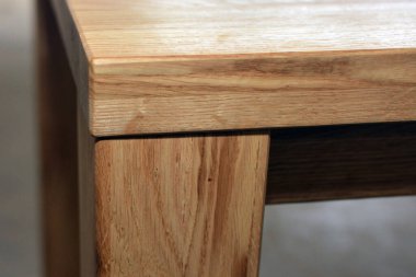 Tahta masa köşesi ve yüzey. Doğal ahşap yakın plan fotoğraf arkaplanı. Sağlam ahşap masa ve bacaklar. Eko mobilya üretimi, üretim kavramı