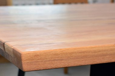 Tahta masa köşesi ve yüzey. Doğal ahşap yakın plan fotoğraf arkaplanı. Sağlam ahşap masa ve bacaklar. Eko mobilya üretimi, üretim kavramı