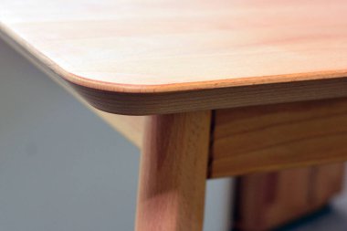 Ahşap mobilya yüzeyi. Doğal ahşap yakın plan fotoğraf arkaplanı. Sağlam ahşap masa ve bacaklar. Eko mobilya üretimi, üretim kavramı