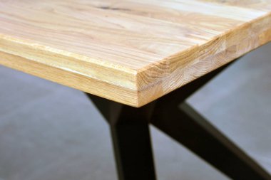 Ahşap mobilya yüzeyi. Doğal ahşap yakın plan fotoğraf arkaplanı. Sağlam ahşap masa ve bacaklar. Eko mobilya üretimi, üretim kavramı