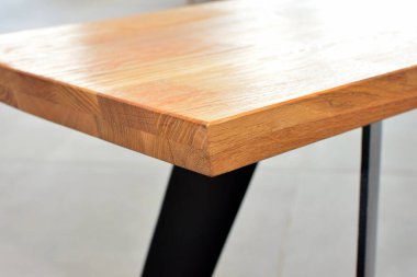 Ahşap mobilya yüzeyi. Doğal ahşap yakın plan fotoğraf arkaplanı. Sağlam ahşap masa ve bacaklar. Eko mobilya üretimi, üretim kavramı