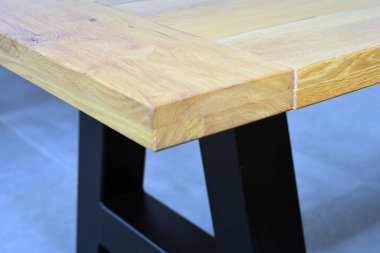 Ahşap mobilya yüzeyi. Doğal ahşap yakın plan fotoğraf arkaplanı. Sağlam ahşap masa ve bacaklar. Eko mobilya üretimi, üretim kavramı