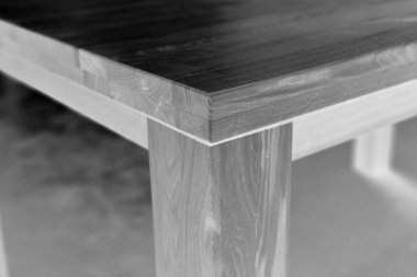 Ahşap mobilya yüzeyi. Doğal ahşap yakın plan fotoğraf arkaplanı. Sağlam ahşap masa ve bacaklar. Eko mobilya üretimi, üretim kavramı