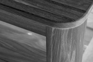 Tahta masa köşesi ve yüzey. Doğal ahşap yakın plan fotoğraf arkaplanı. Sağlam ahşap masa ve bacaklar. Eko mobilya üretimi, üretim kavramı