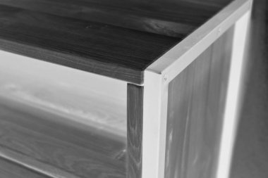 Tahta masa köşesi ve yüzey. Doğal ahşap yakın plan fotoğraf arkaplanı. Sağlam ahşap masa ve bacaklar. Eko mobilya üretimi, üretim kavramı