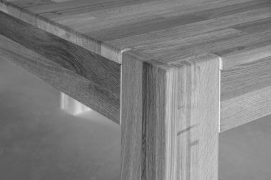 Tahta masa yüzeyi. Doğal ahşap mobilyalar yakın plan fotoğraf arkaplanı. Sağlam ahşap masa ve bacaklar. Eko mobilya üretimi, üretim