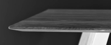 Tahta masa yüzeyi. Doğal ahşap mobilyalar yakın plan fotoğraf arkaplanı. Sağlam ahşap masa ve bacaklar. Eko mobilya üretimi, üretim