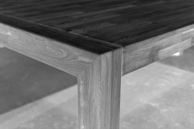 Tahta masa yüzeyi. Doğal ahşap mobilyalar yakın plan fotoğraf arkaplanı. Sağlam ahşap masa ve bacaklar. Eko mobilya üretimi, üretim