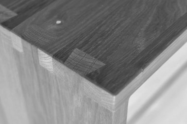 Tahta yazı masası yüzeyi. Doğal ahşap mobilyalar yakın plan fotoğraf arkaplanı. Sağlam ahşap masa ve bacaklar. Eko mobilya üretimi, üretim