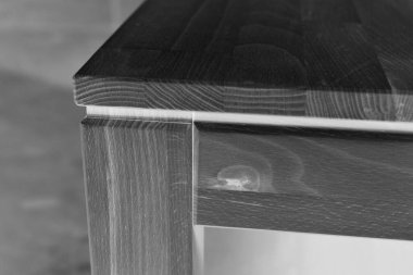 Ahşap yemek masası yüzeyi. Doğal ahşap mobilyalar yakın plan fotoğraf arkaplanı. Sağlam ahşap masa ve bacaklar. Eko mobilya üretimi, üretim