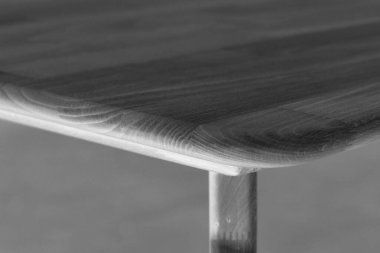 Ahşap yemek masası yüzeyi. Doğal ahşap mobilyalar, sağlam arka planda izole edilmiş. Sağlam ahşap masa ve bacaklar. Eko mobilya üretimi