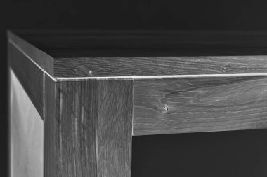 Ahşap yemek masası yüzeyi. Doğal ahşap mobilyalar, sağlam arka planda izole edilmiş. Sağlam ahşap masa ve bacaklar. Eko mobilya üretimi