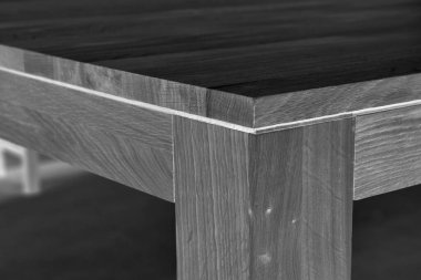 Ahşap yemek masası yüzeyi. Doğal ahşap mobilyalar beyaz arka planda izole edilmiş. Katı tahta masa üstü ve bacak şablonu