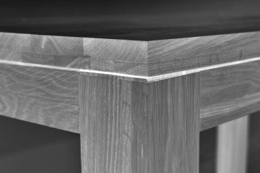 Ahşap yemek masası yüzeyi. Doğal ahşap mobilyalar, sağlam arka planda izole edilmiş. Katı tahta masa üstü ve bacak şablonu