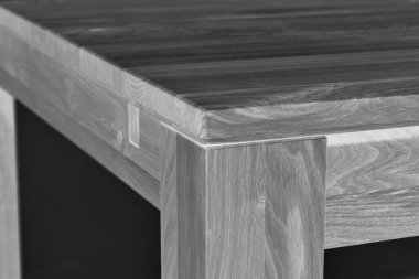 Ahşap yemek masası yüzeyi. Doğal ahşap mobilyalar. Mavi arka planda izole edilmiş. Katı tahta masa ve bacaklar.