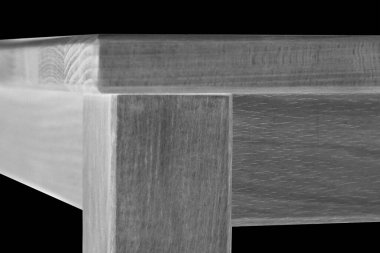 Tahta masa yüzeyi. Doğal ahşap eko mobilyalar. Yakın görüş. Katı ahşap masa üstü ve bacaklar beyaz arkaplan üzerinde izole