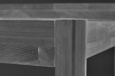 Tahta masa yüzeyi. Doğal ahşap eko mobilyalar. Yakın görüş. Katı tahta masa ve bacaklar.