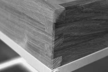 Tahta masa yüzeyi. Doğal ahşap eko mobilyalar. Yakın görüş. Katı tahta masa ve bacaklar.