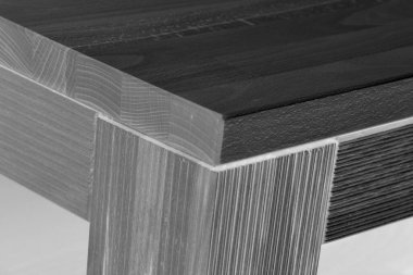 Tahta masa yüzeyi. Doğal ahşap eko mobilyalar. Yakın görüş. Katı tahta masa ve bacaklar.