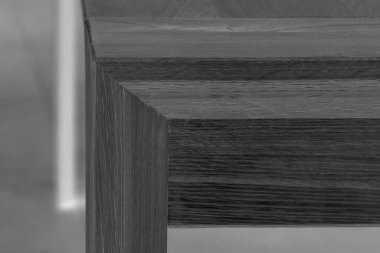 Tahta masa yüzeyi. Doğal ahşap eko mobilyalar. Yakın görüş. Katı tahta masa ve bacaklar.