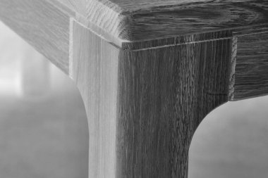 Tahta masa yüzeyi. Doğal ahşap eko mobilyalar. Yakın görüş. Katı tahta masa ve bacaklar.