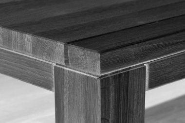 Tahta masa yüzeyi. Doğal ahşap eko mobilyalar. Yakın görüş. Katı tahta masa ve bacaklar.