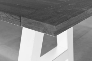 Ahşap mobilya yüzeyi. Doğal ahşap yakın plan fotoğraf arkaplanı. Sağlam ahşap masa ve bacaklar. Eko mobilya üretimi, üretim kavramı