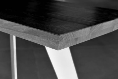 Ahşap mobilya yüzeyi. Doğal ahşap yakın plan fotoğraf arkaplanı. Sağlam ahşap masa ve bacaklar. Eko mobilya üretimi, üretim kavramı