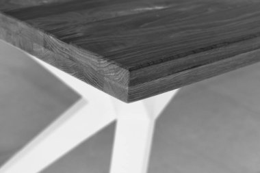 Ahşap mobilya yüzeyi. Doğal ahşap yakın plan fotoğraf arkaplanı. Sağlam ahşap masa ve bacaklar. Eko mobilya üretimi, üretim kavramı