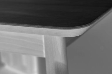 Ahşap mobilya yüzeyi. Doğal ahşap yakın plan fotoğraf arkaplanı. Sağlam ahşap masa ve bacaklar. Eko mobilya üretimi, üretim kavramı