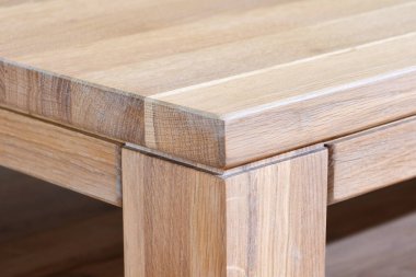 Tahta masa yüzeyi. Doğal ahşap eko mobilyalar. Yakın görüş. Katı tahta masa ve bacaklar.