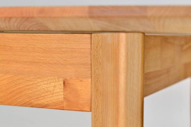 Tahta masa yüzeyi. Doğal ahşap eko mobilyalar. Yakın görüş. Katı tahta masa ve bacaklar.