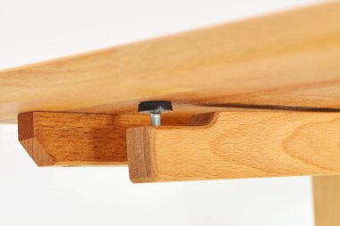 Tahta masa yüzeyi. Doğal ahşap eko mobilyalar. Yakın görüş. Katı ahşap masa üstü ve bacaklar beyaz arkaplan üzerinde izole