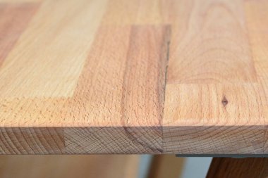 Ahşap yemek masası yüzeyi. Doğal ahşap mobilyalar yakın plan fotoğraf arkaplanı. Sağlam ahşap masa ve bacaklar. Eko mobilya üretimi, üretim