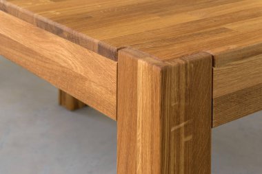 Tahta masa yüzeyi. Doğal ahşap mobilyalar yakın plan fotoğraf arkaplanı. Sağlam ahşap masa ve bacaklar. Eko mobilya üretimi, üretim