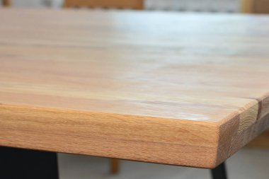 Tahta masa köşesi ve yüzey. Doğal ahşap yakın plan fotoğraf arkaplanı. Sağlam ahşap masa ve bacaklar. Eko mobilya üretimi, üretim kavramı