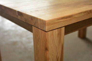 Ahşap mobilya yüzeyi. Doğal ahşap yakın plan fotoğraf arkaplanı. Sağlam ahşap masa ve bacaklar. Eko mobilya üretimi, üretim kavramı