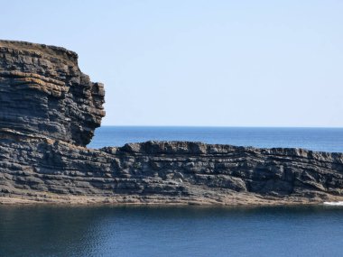Kayalıklar ve Atlantik okyanusu arka planı, kayalar ve laguna, doğadaki güzellik. Tatil gezisi duvar kağıdı