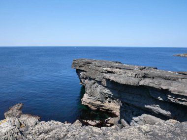 Kayalıklar ve Atlantik okyanusu, kayalıklar kanyon ve laguna, doğadaki güzellik. Tatil seyahat arkaplanı
