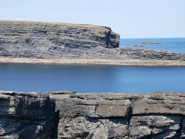 Kayalıklar ve Atlantik Okyanusu, bulutlar, kayalar ve laguna, doğadaki güzellik. Tatil gezisi rahatlama arkaplanı