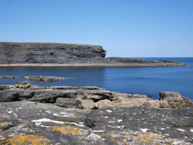 Kayalıklar ve Atlantik Okyanusu, kayalıklar ve laguna, doğadaki güzellik. Tatil seyahat arkaplanı